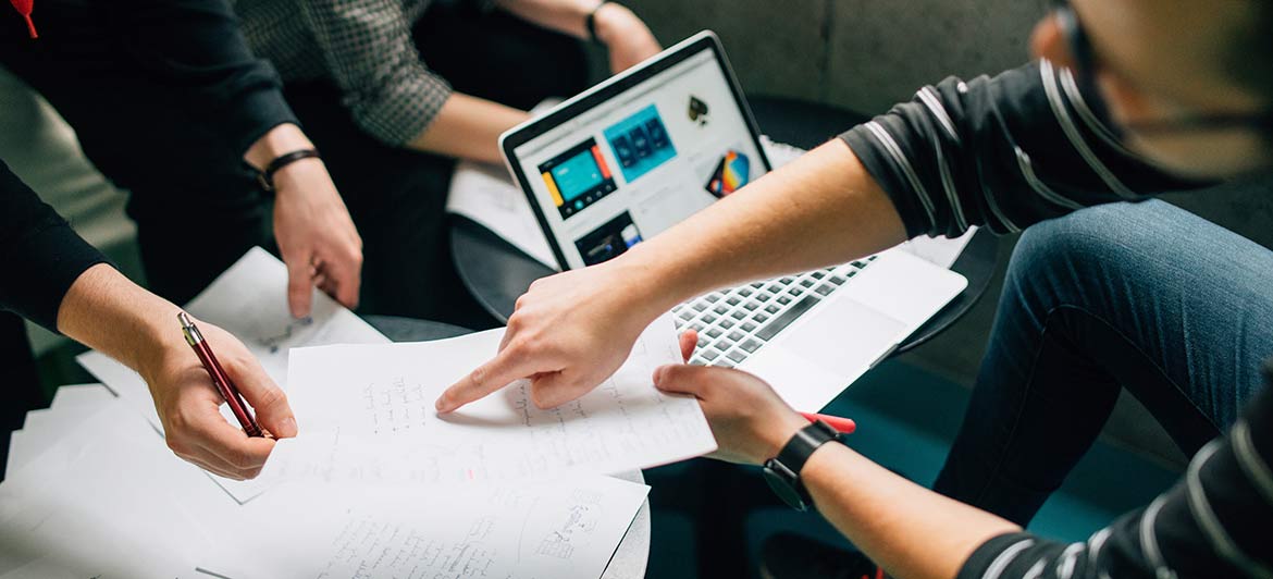 Equipo colaborando en servicios académicos